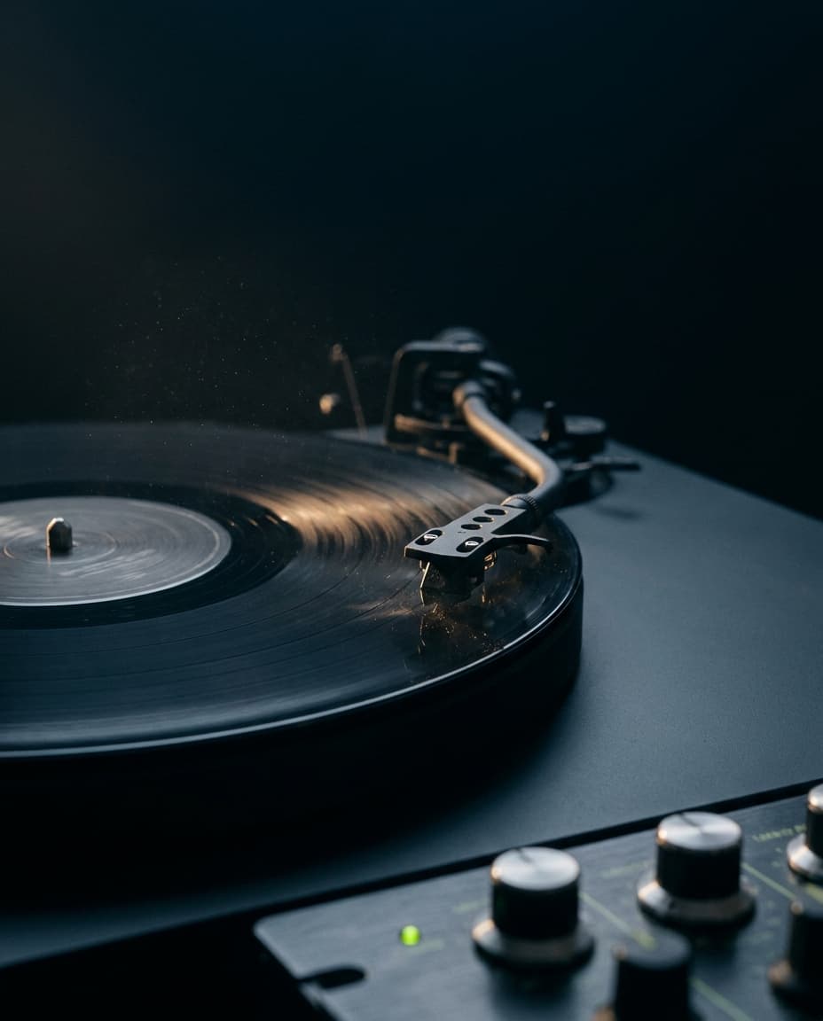 Gadjo an den Decks — Vinyl und Mixer im warmen Licht